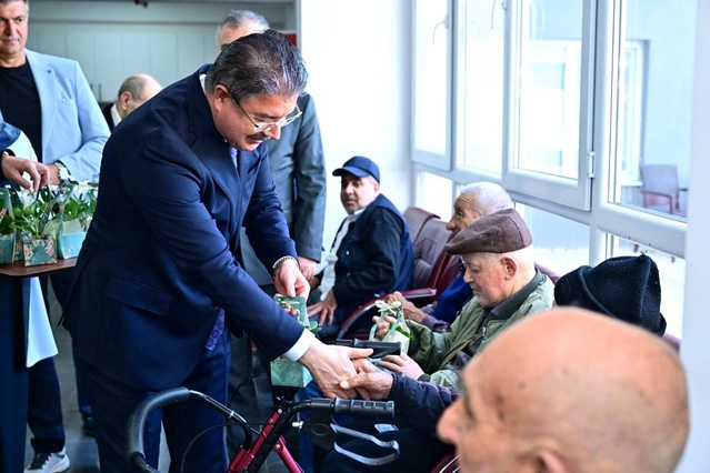 Vali Yılmaz’dan Yaşlılara Babalar Günü Ziyareti