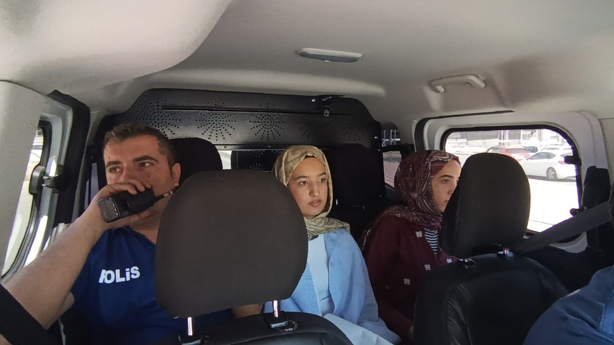 Polis, yanlış okula gelen kardeşleri sınava yetiştirdi