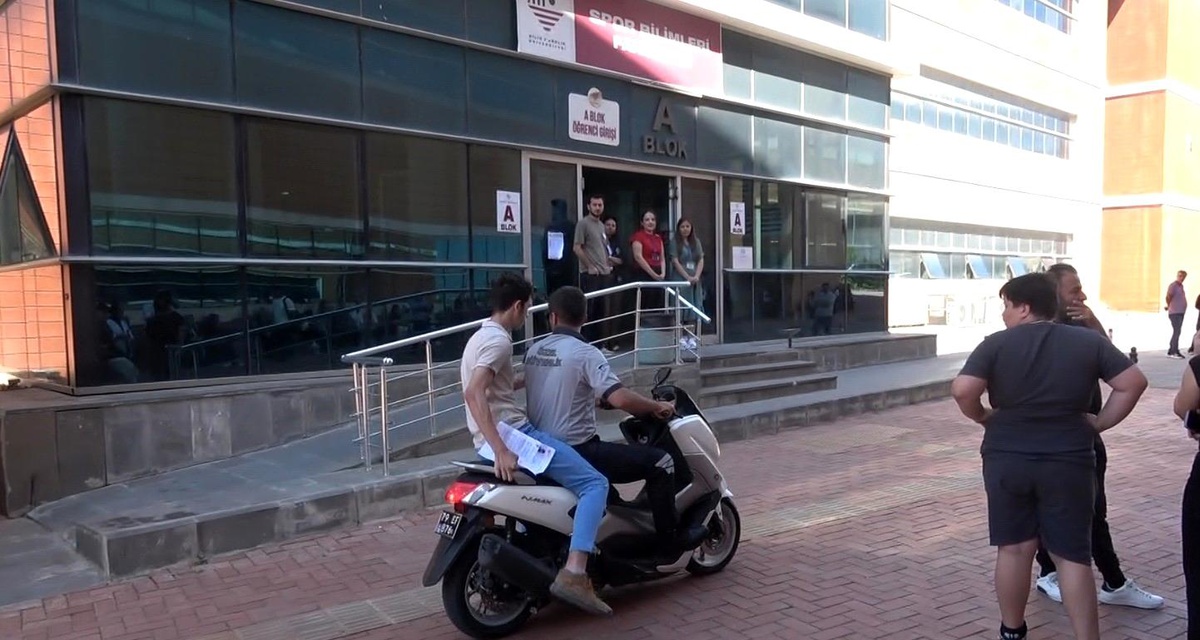 Kilis\'te AYT Heyecanı: Geç Kalana Motosikletli Yardım