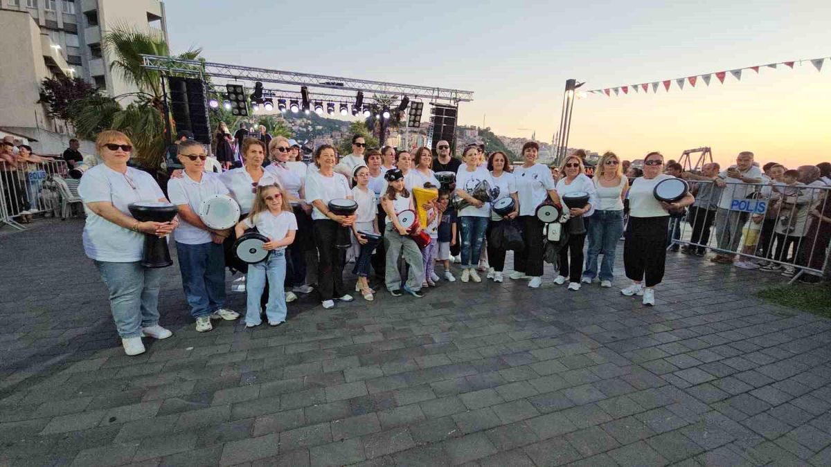 Zonguldaklı kadınlardan kurtuluş yıl dönümünde darbuka şov