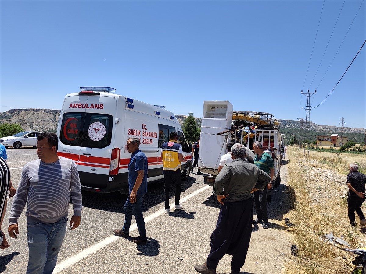 Besni\'de Motosiklet-Kamyonet Çarpıştı: 2 Yaralı