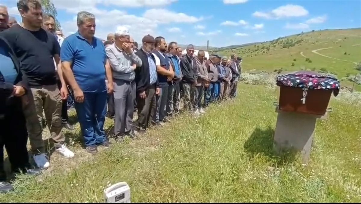 Akyurt\'ta Eşini Bıçaklayan Koca Aranıyor