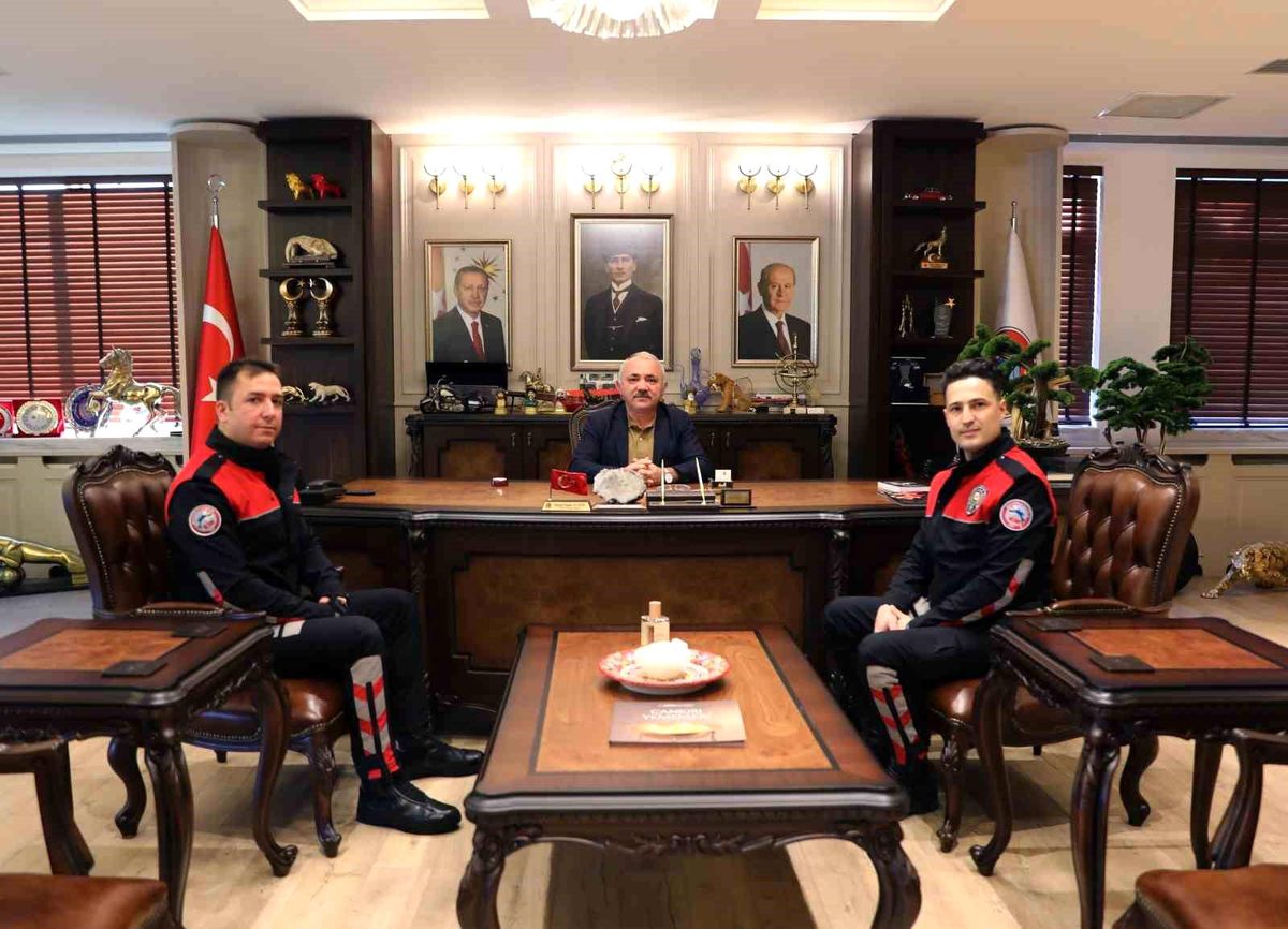Başkan Esen, heimlich manevrasıyla hayat kurtaran polis memurlarını tebrik etti