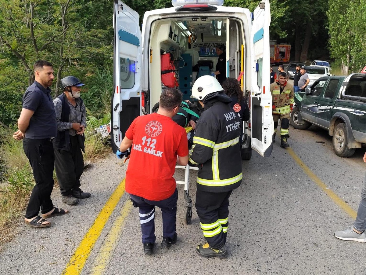 Hatay\'da Motosiklet Kaza Yaptı, Sürücü Kurtarıldı