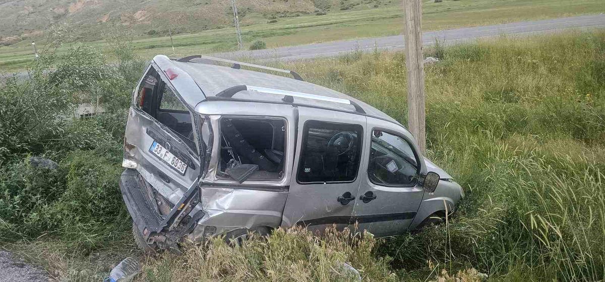 Tatvan\'da Trafik Kazası: 5 Yaralı