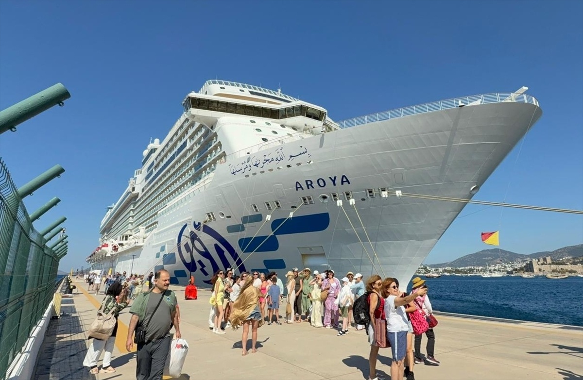 Bodrum\'a 1489 Yolcu Taşıyan Aroya Gemisi Geldi