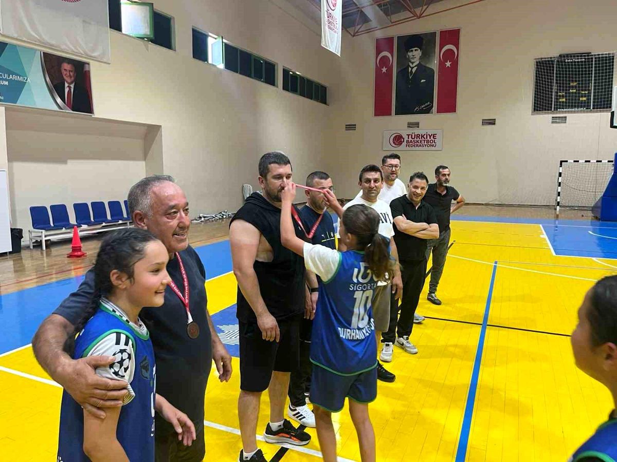 Burhaniye\'de Babalar Günü Basketbol Etkinliği