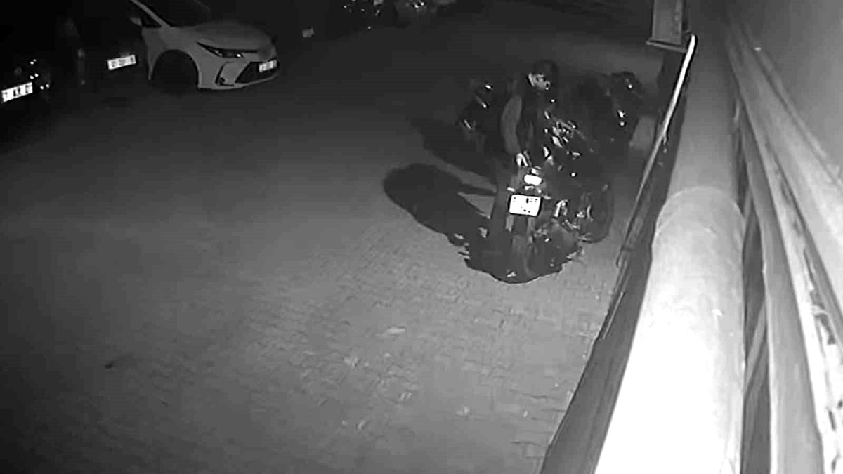 Adana\'da Motosiklet Hırsızlığı Kamerada