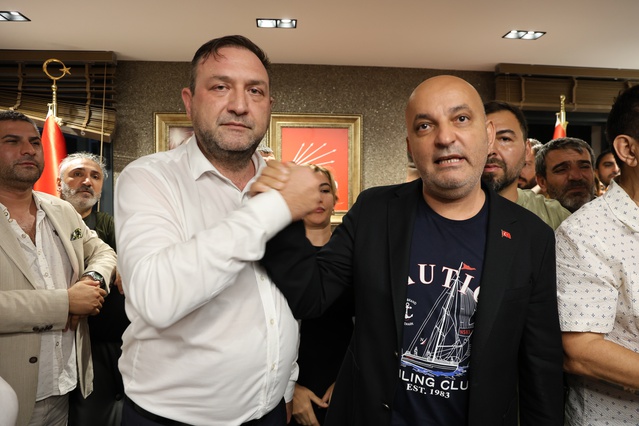 CHP İzmir’de Gergin Başkan Değişimi