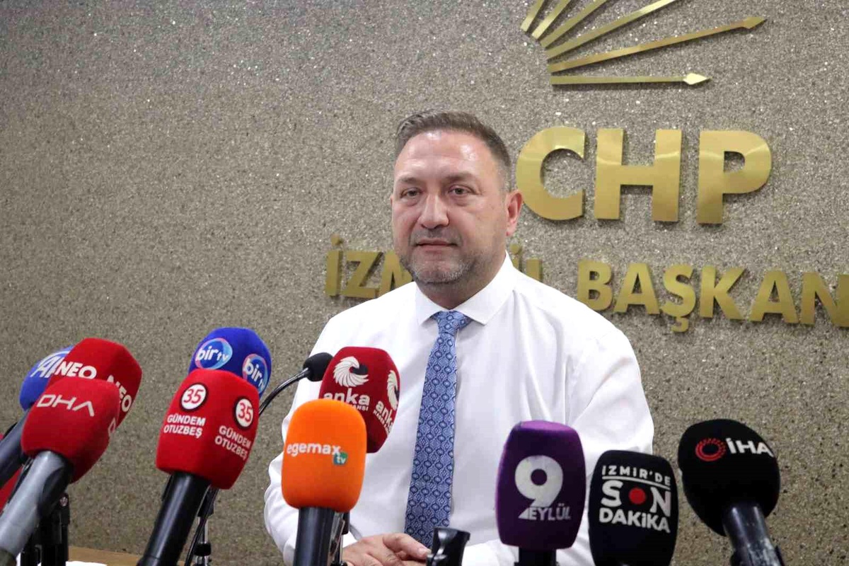 CHP İzmir\'de gergin devir teslim: \'Kan dökmeden teslim aldık\'
