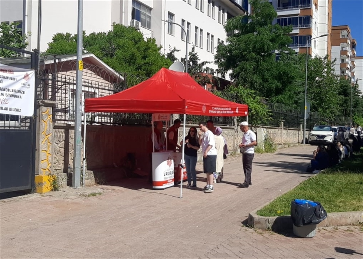 YKS\'de Öğrencilere Su İkramı