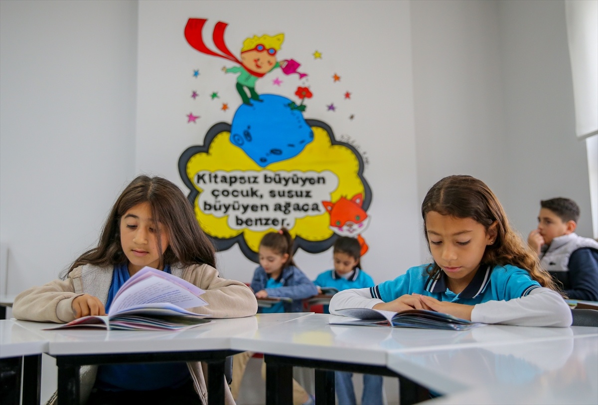 Şair Sinanoğlu\'ndan Eğitime Kütüphane Desteği