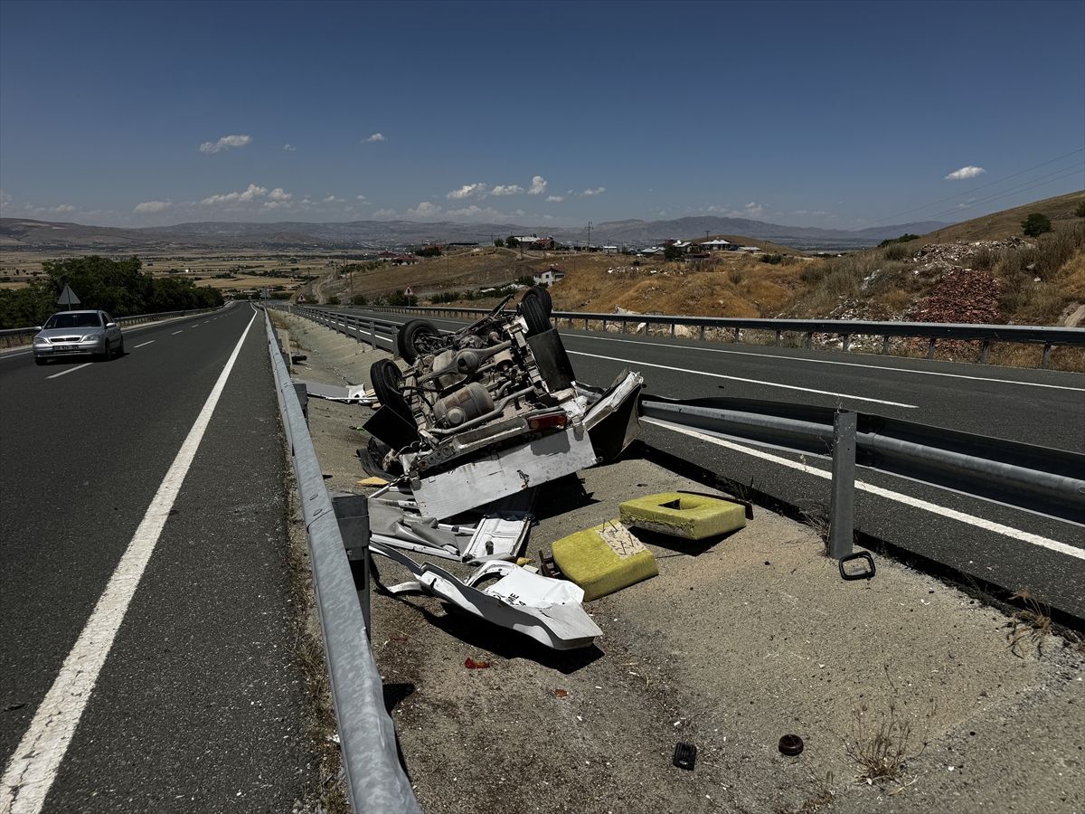 Elazığ\'da Kamyonet Drenaj Kanalına Devrildi: 2 Yaralı