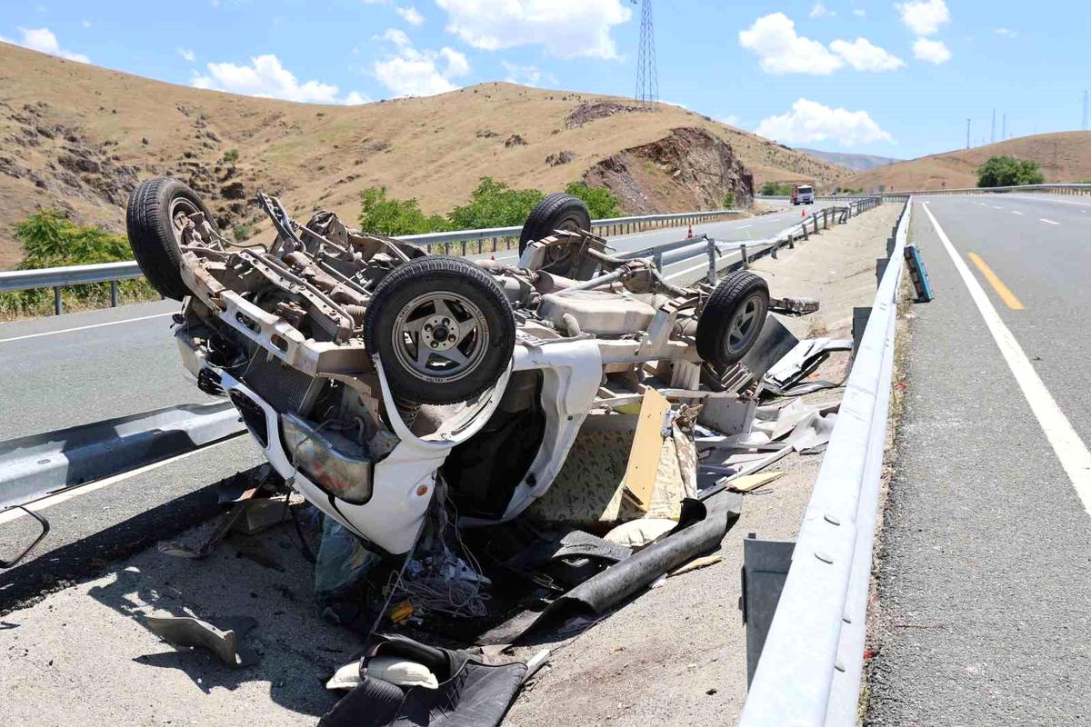 Elazığ\'da Kamyonet Su Kanalına Devrildi