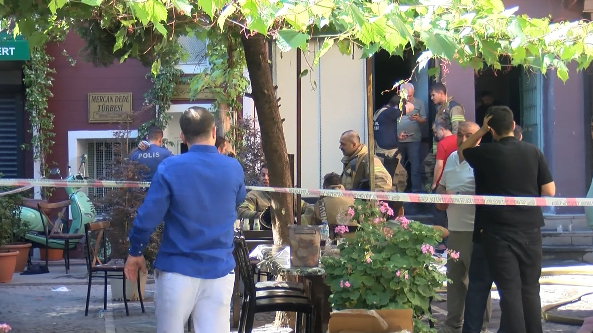 Fatih\'te Tekstil Deposunda Yangın Çıktı
