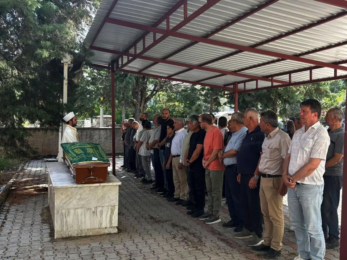 Gazeteci Sözeri\'nin annesi son yolcuğuna uğurlandı