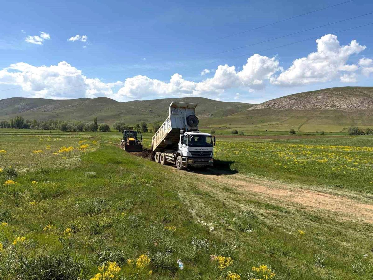 Gökçedere\'nin arazi yollarında çalışmalar devam ediyor