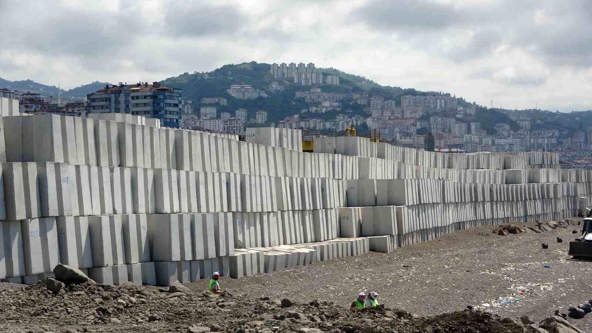 Faroz Limanı\'nda Dalga Engelleyici Dev Taşlar