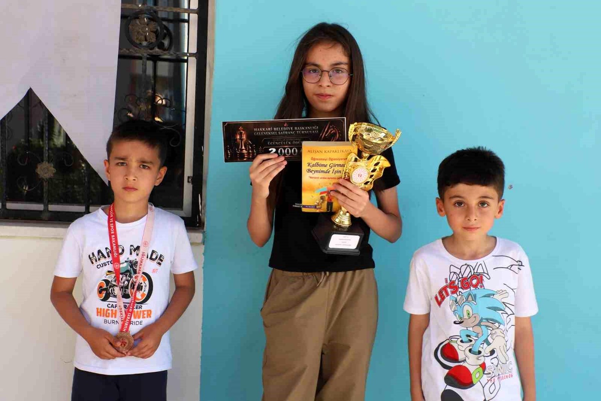 Hakkâri\'de 120 sporcunun katıldığı satranç turnuvası sona erdi