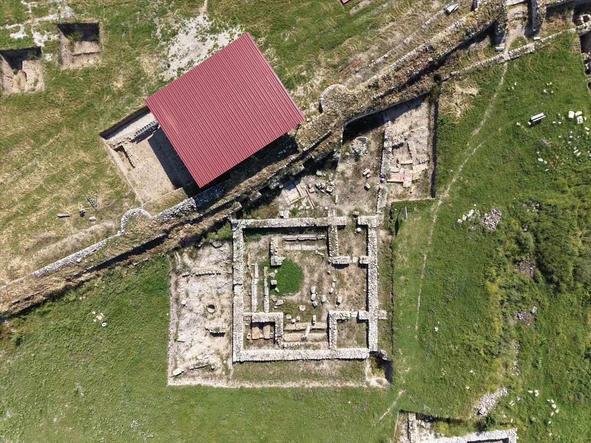 1750 Yıllık Pitos Mezar Bulundu