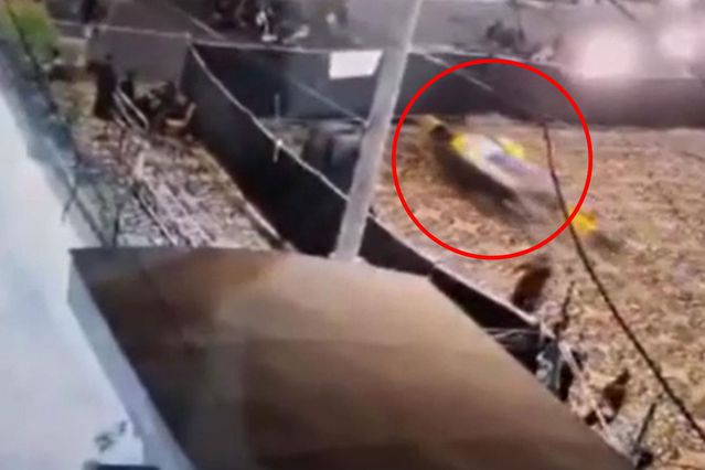 Pakistan’da camiye dalan araç cemaati ezdi: 2 ölü, 30 yaralı