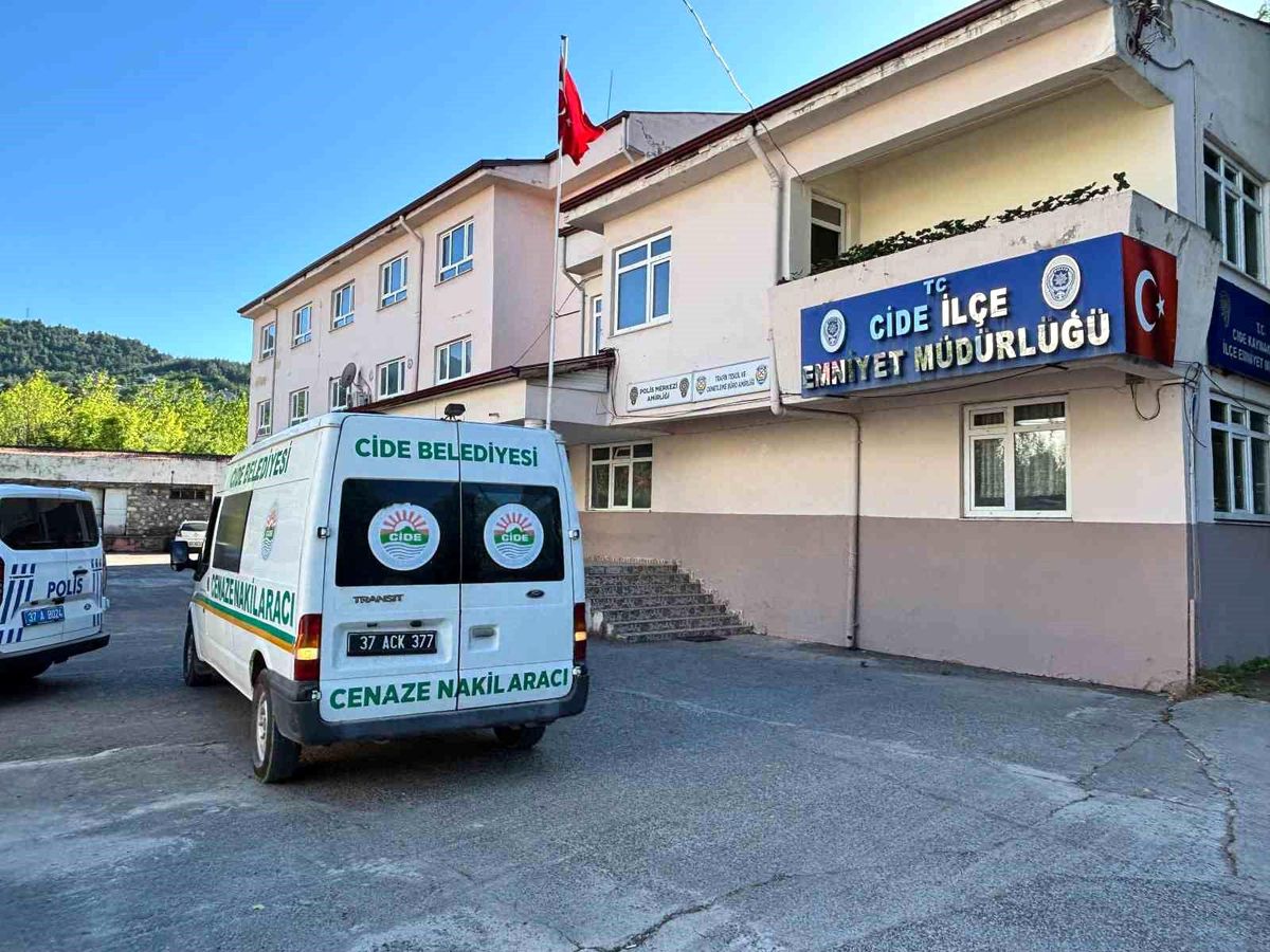 Cide\'de Metruk Binada Erkek Cesedi Bulundu
