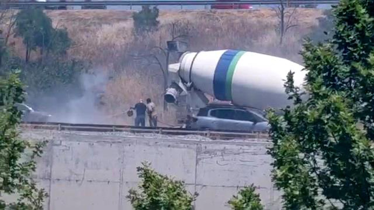 Küçükçekmece\'de Motosiklet Yangınına Beton Mikseri Müdahalesi