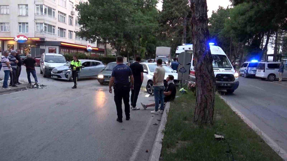 Kütahya\'da Üç Araçlı Kaza: 2 Yaralı