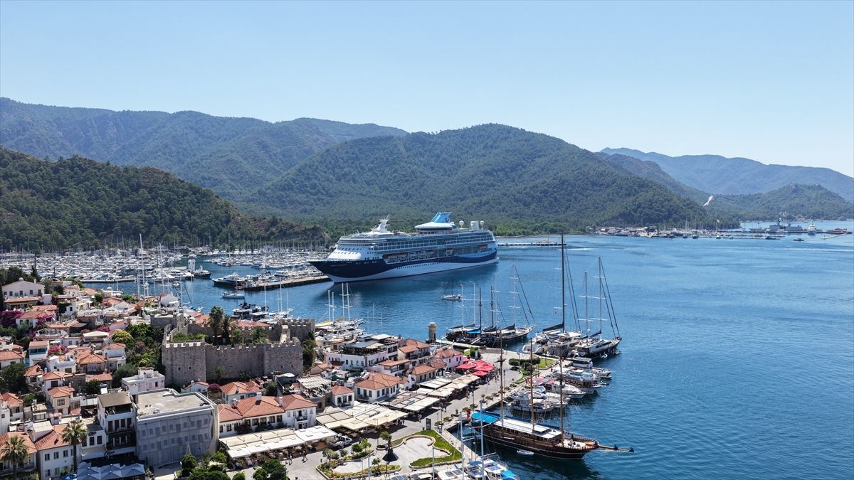 Marmaris\'e 1750 Turist Getiren Kruvaziyer