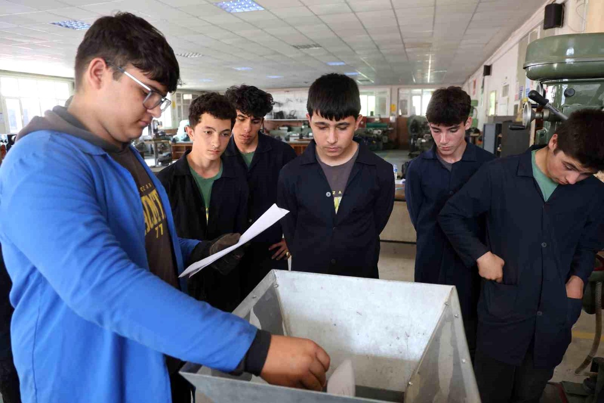 Öğrenciler atıkları öğütücü makineyle geri dönüştürüyor