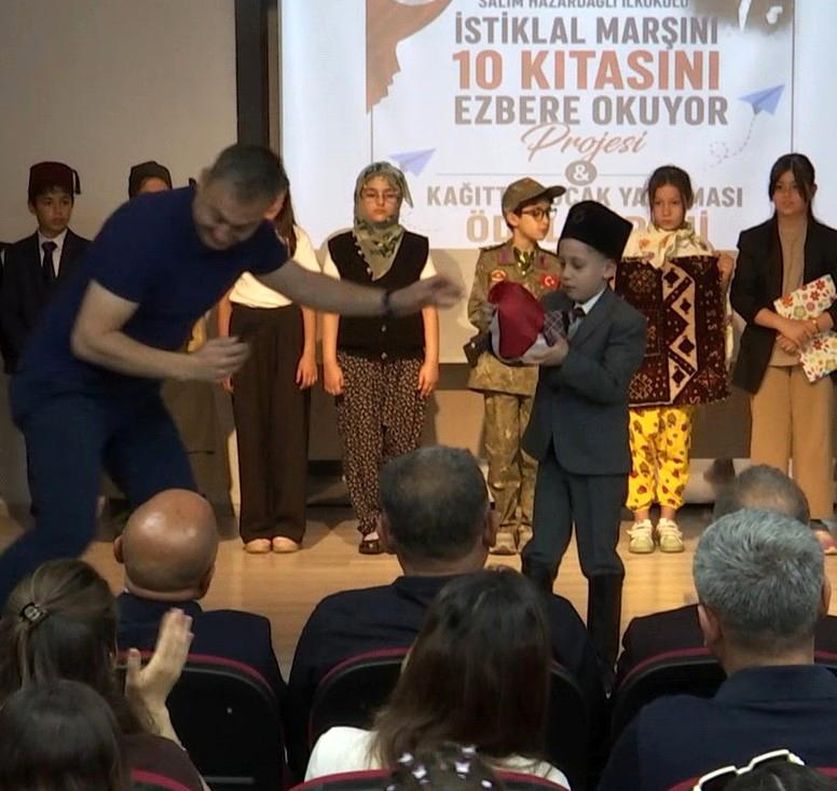 Minik Tuna\'nın Zeybek Performansı