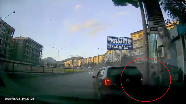 Erzurum'da kontrolden çıkan otomobil kadınlara çarpmaktan son anda kurtuldu