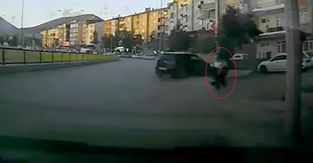 Erzurum'da kontrolden çıkan otomobil kadınlara çarpmaktan son anda kurtuldu