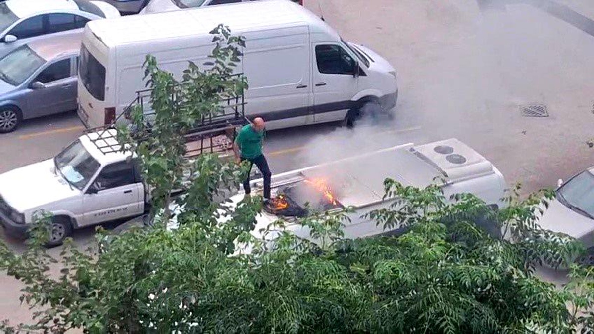 Park halindeki aracın tavanında çıkan yangına vatandaşlar müdahale etti