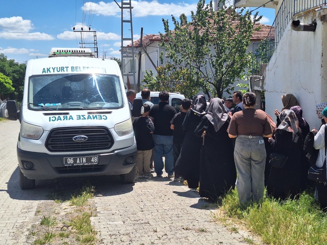 Piknikte tartıştığı eşini bıçaklayarak öldürdü