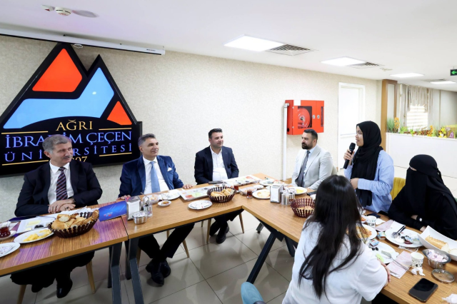 Rektör Gülçin uluslararası öğrencilerle bir araya geldi
