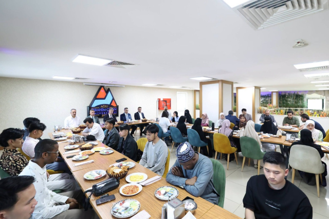 Rektör Gülçin uluslararası öğrencilerle bir araya geldi