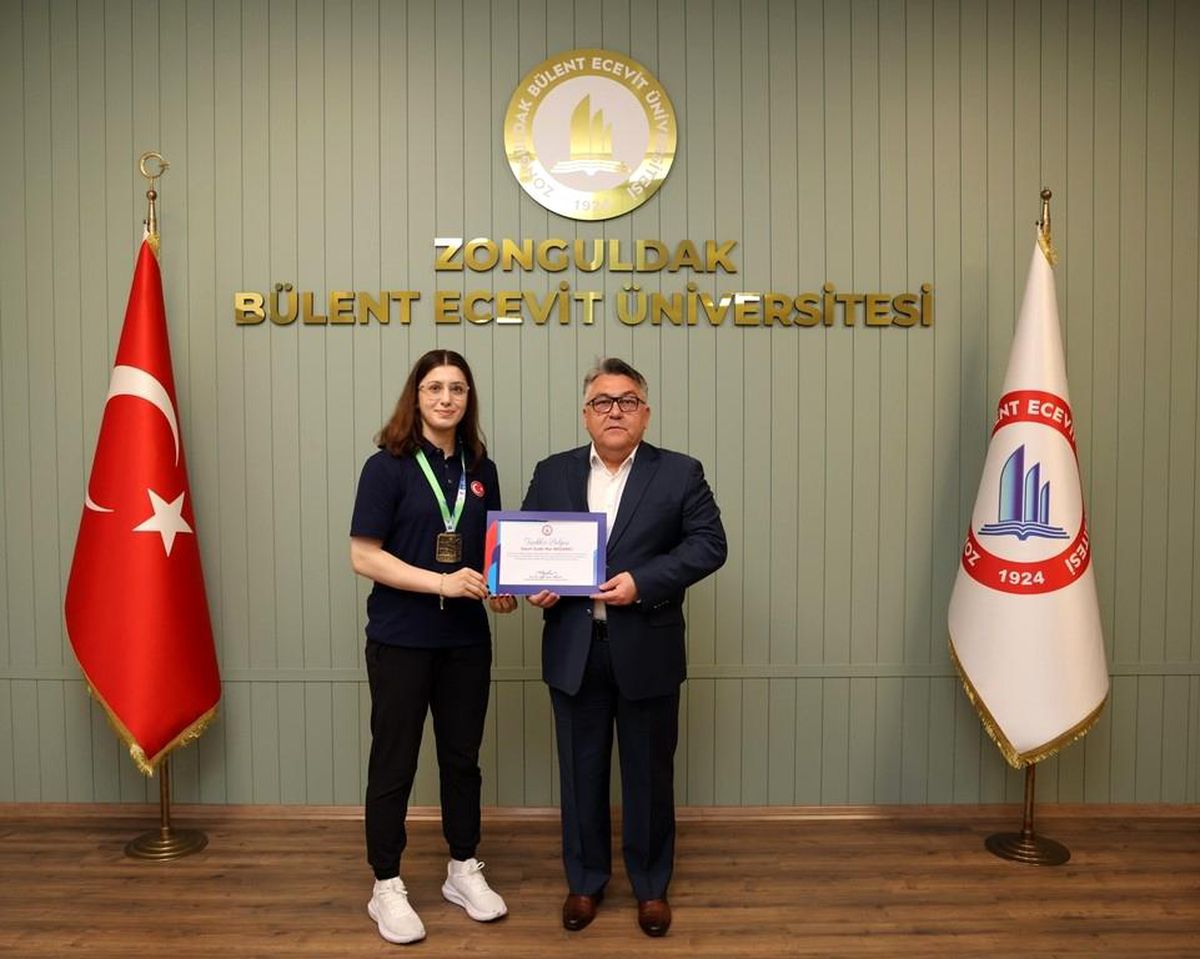Şampiyon Sporcuya Plaket