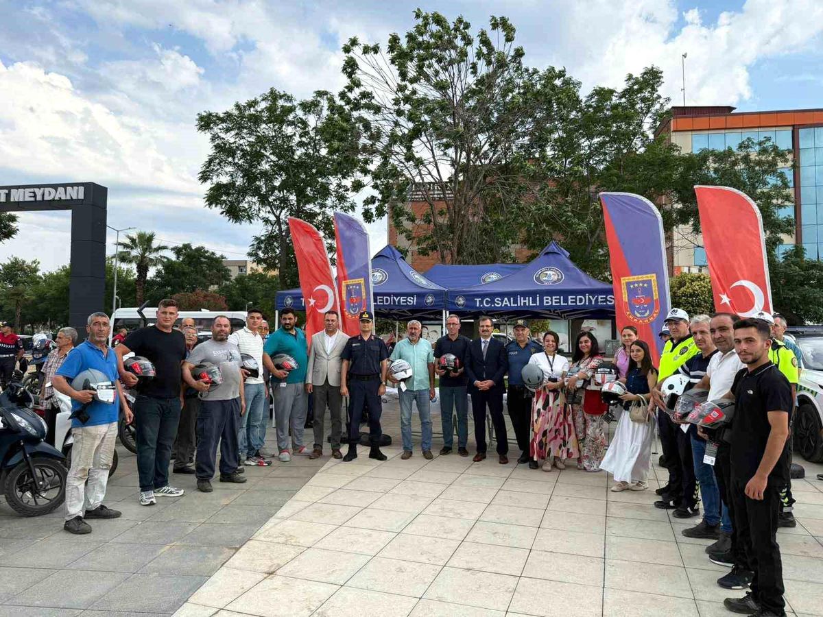 Motosiklet Sürücülerine Kask Dağıtıldı