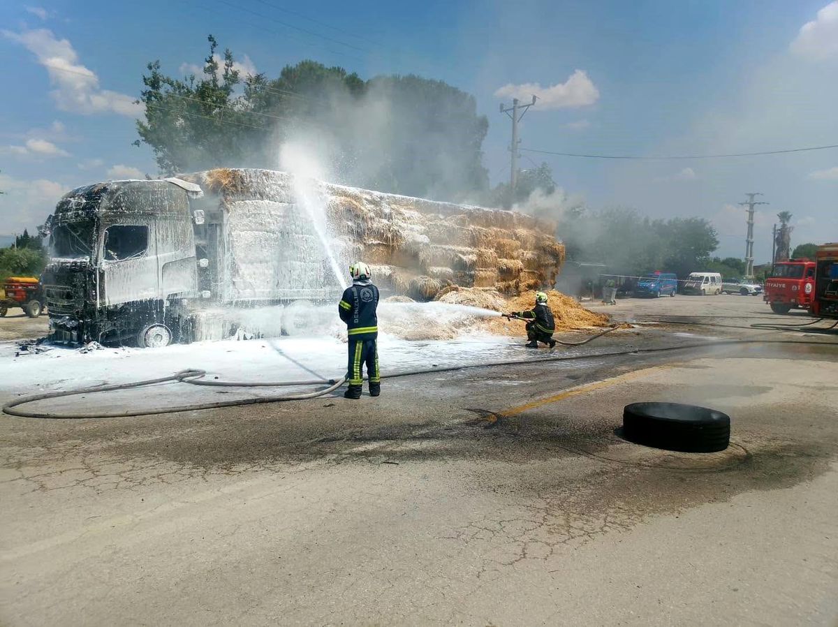 Sarayköy\'de saman yüklü tır alev alev yandı