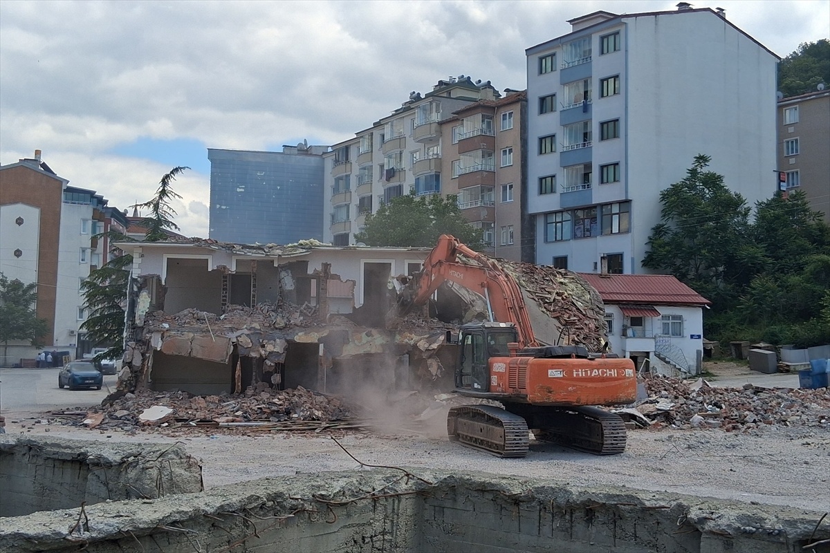Havza\'da selden zarar gören tarım müdürlüğü binası yıkıldı