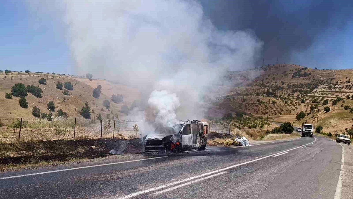 Siirt\'te Seyir Halindeki Araçta Yangın