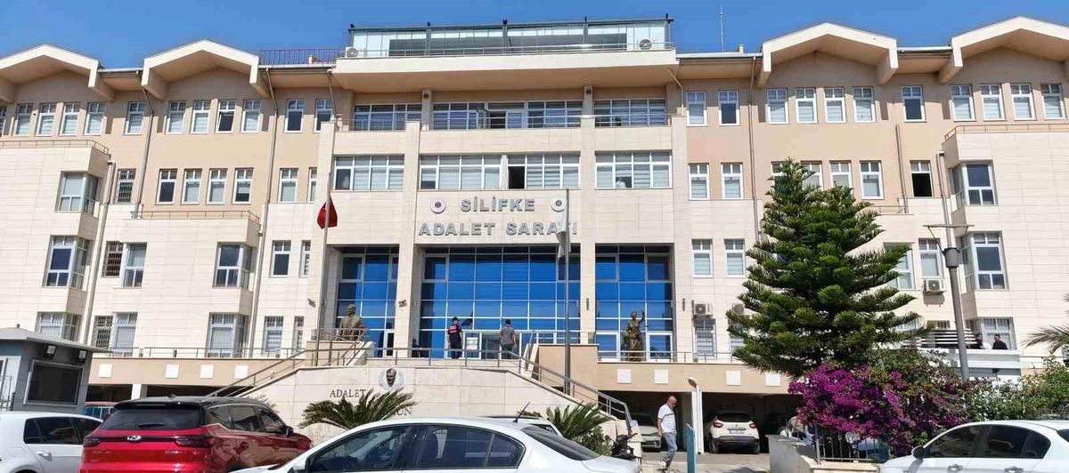 Silifke Belediyesi\'ne yönelik operasyonda gözaltına alınan 19 şüpheli adliyeye sevk edildi