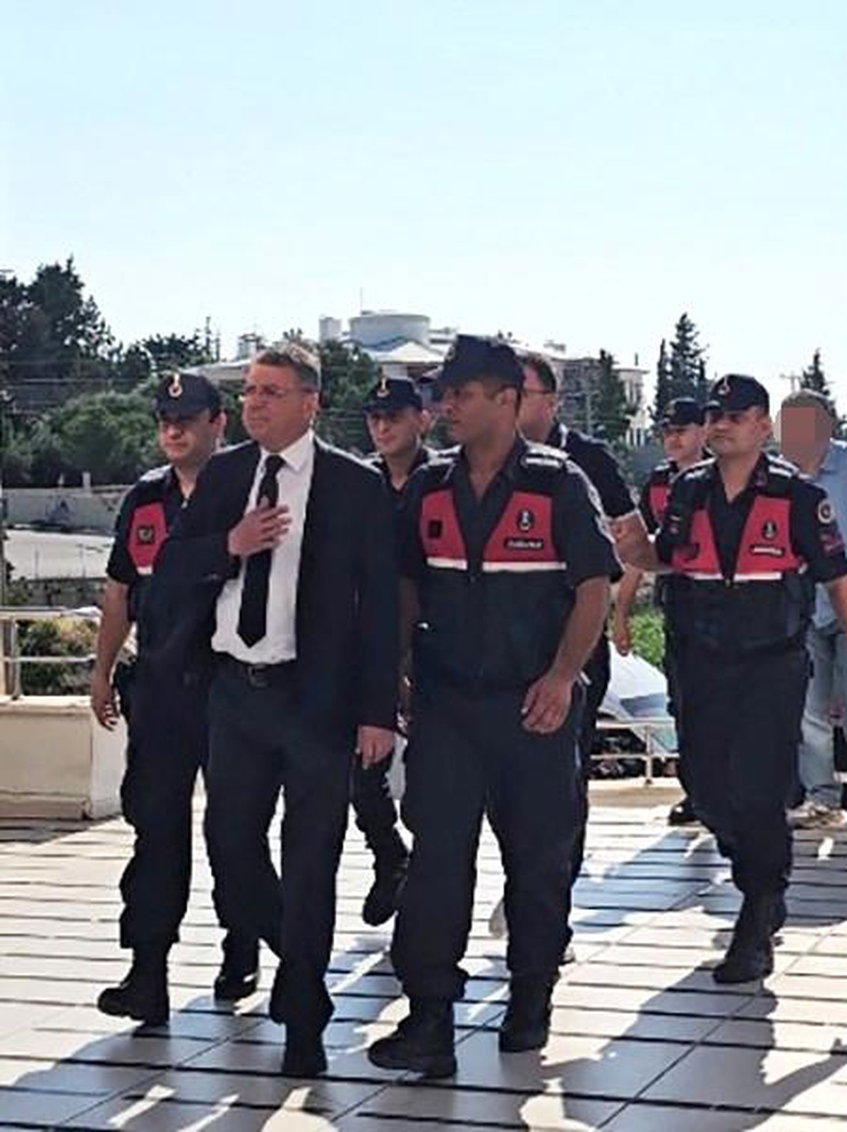 Silifke Belediyesi\'ne yönelik \'rüşvet\' soruşturmasında belediye başkanı ile birlikte 9 kişi tutuklandı