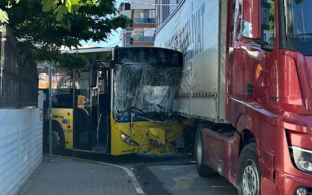 Sultanbeyli’de İETT Otobüsü ile Tır Çarpıştı