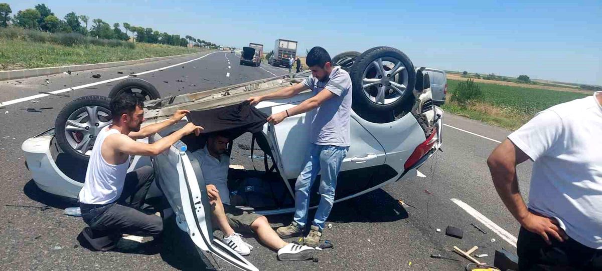 Muratlı\'da trafik kazası: 3 yaralı