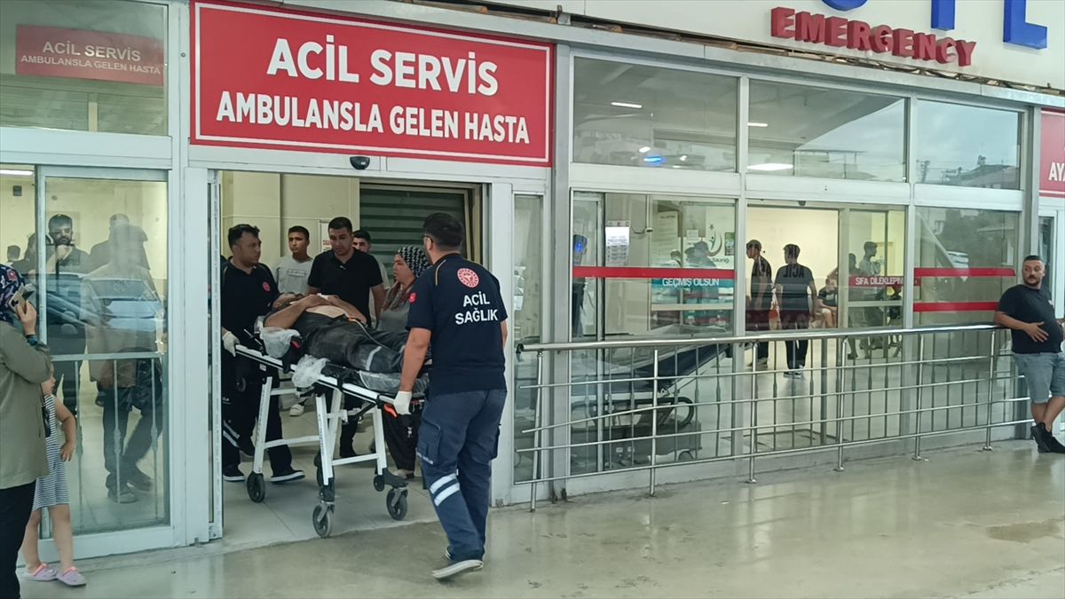 Kozan\'da Biçerdöver Devrildi, Sürücü Yaralandı