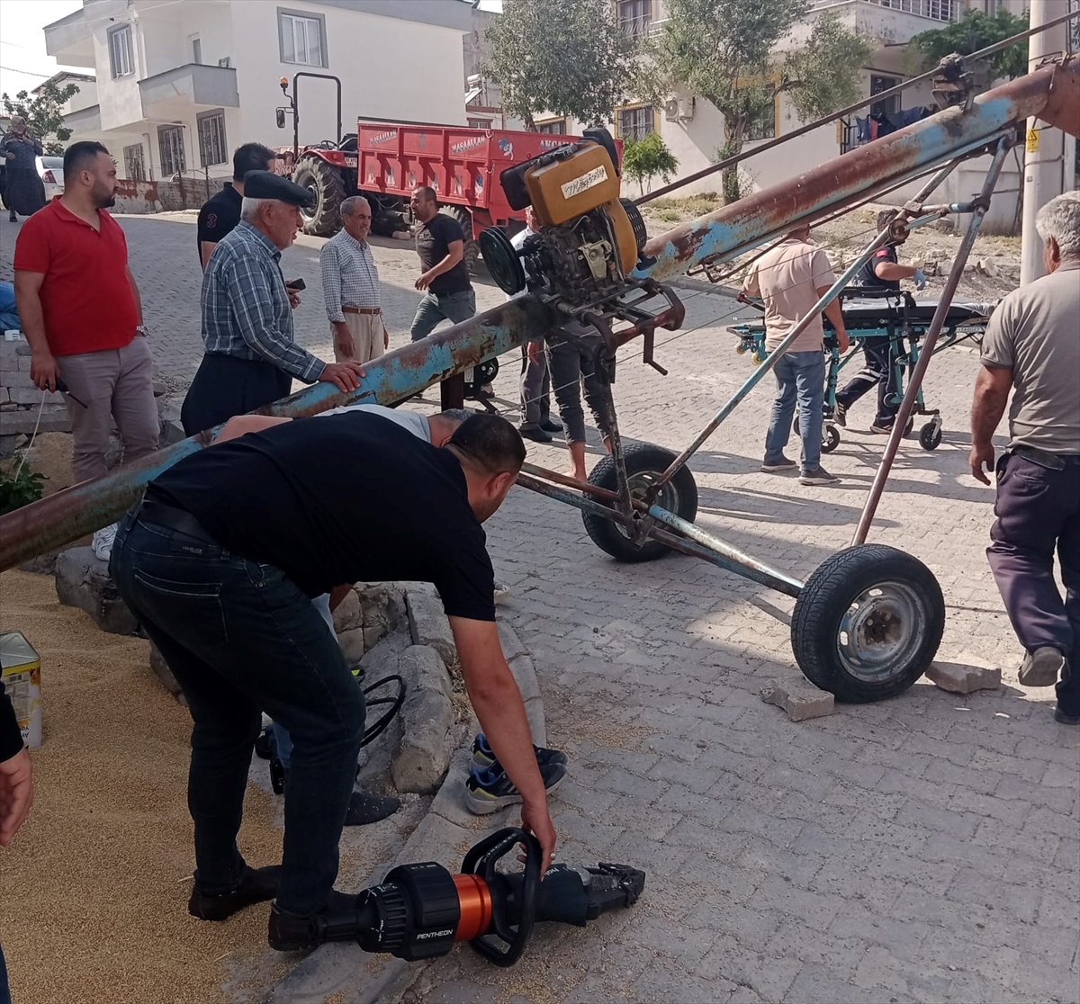 Helezon Makinesine Sıkışan Tarım İşçisi Yaralandı