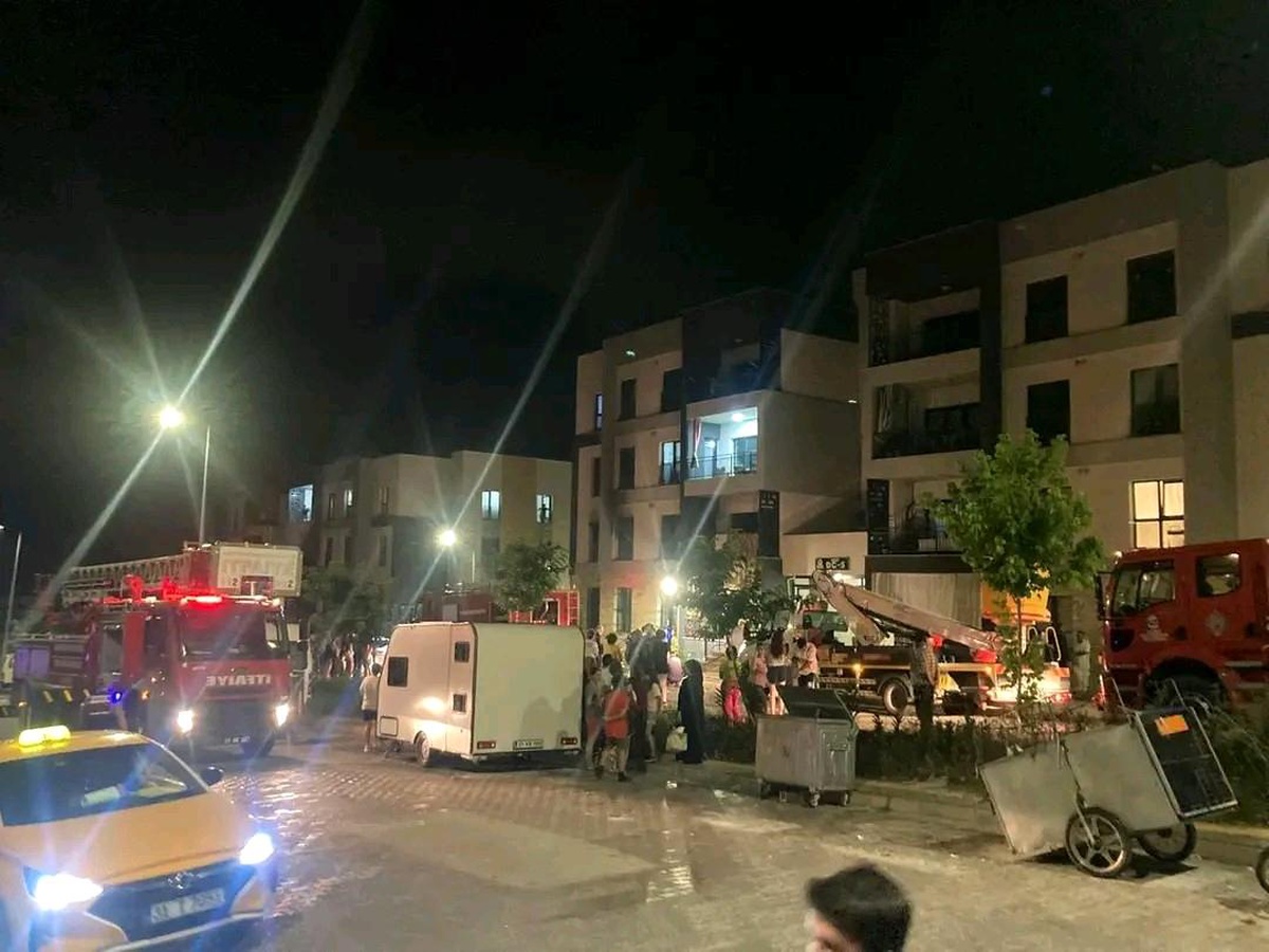 Alevlerin yükseldiği apartman dairesinde dumandan etkilenen 3 kişiyi itfaiye kurtardı