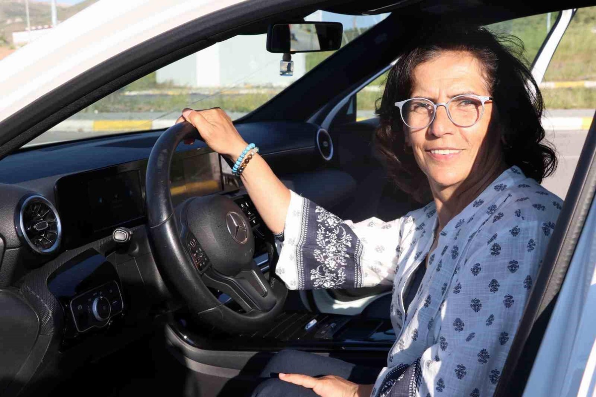 Mezara Gitmek İçin Ehliyet Aldı